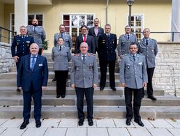 Die Teilnehmer der Fachtagung Streitkräftebasis mit dem Befehlshaber des Einsatzführungskommandos der Bundeswehr, Generalleutnant Erich Pfeffer (vordere Reihe, Mitte), dem Vorsitzenden SKB, Stabsfeldwebel Thomas Schwappacher (vordere Reihe, r.) und dem stellvertretenden Vorsitzenden SKB, Oberstleutnant a.D. Hans-Jürgen Schrader (vordere Reihe, l.). Foto: DBwV/Yann Bombeke