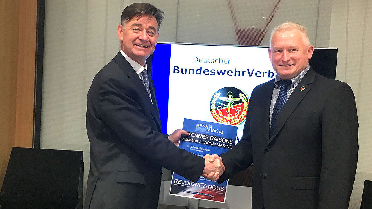 In der Berliner Bundesgeschäftsstelle des DBwV: Kapitän zur See Dominique de Lorgeril (l.) und Oberstabsfeldwebel a.D. Andreas Hubert (Foto: DBwV)