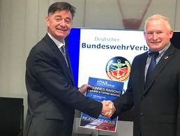 In der Berliner Bundesgeschäftsstelle des DBwV: Kapitän zur See Dominique de Lorgeril (l.) und Oberstabsfeldwebel a.D. Andreas Hubert (Foto: DBwV)