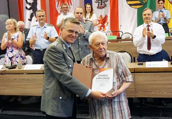 Oberst André Wüstner ernannte Oberst a.D. Karl-Heinz Fietz zum Ehrenmitglied. Foto: DBwV/Kruse