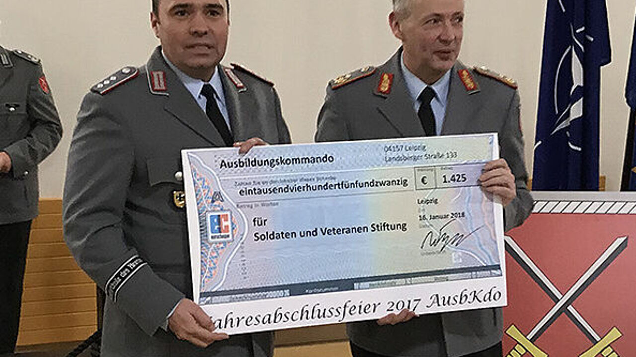 Übergabe des Schecks SVS durch GenMaj Wagner an Hptm Baasch. Foto: Privat/Koch