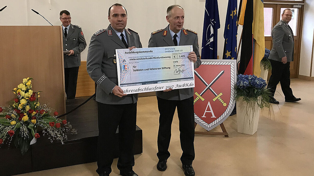 Übergabe des Schecks SVS durch GenMaj Wagner an Hptm Baasch. Foto: Privat/Koch