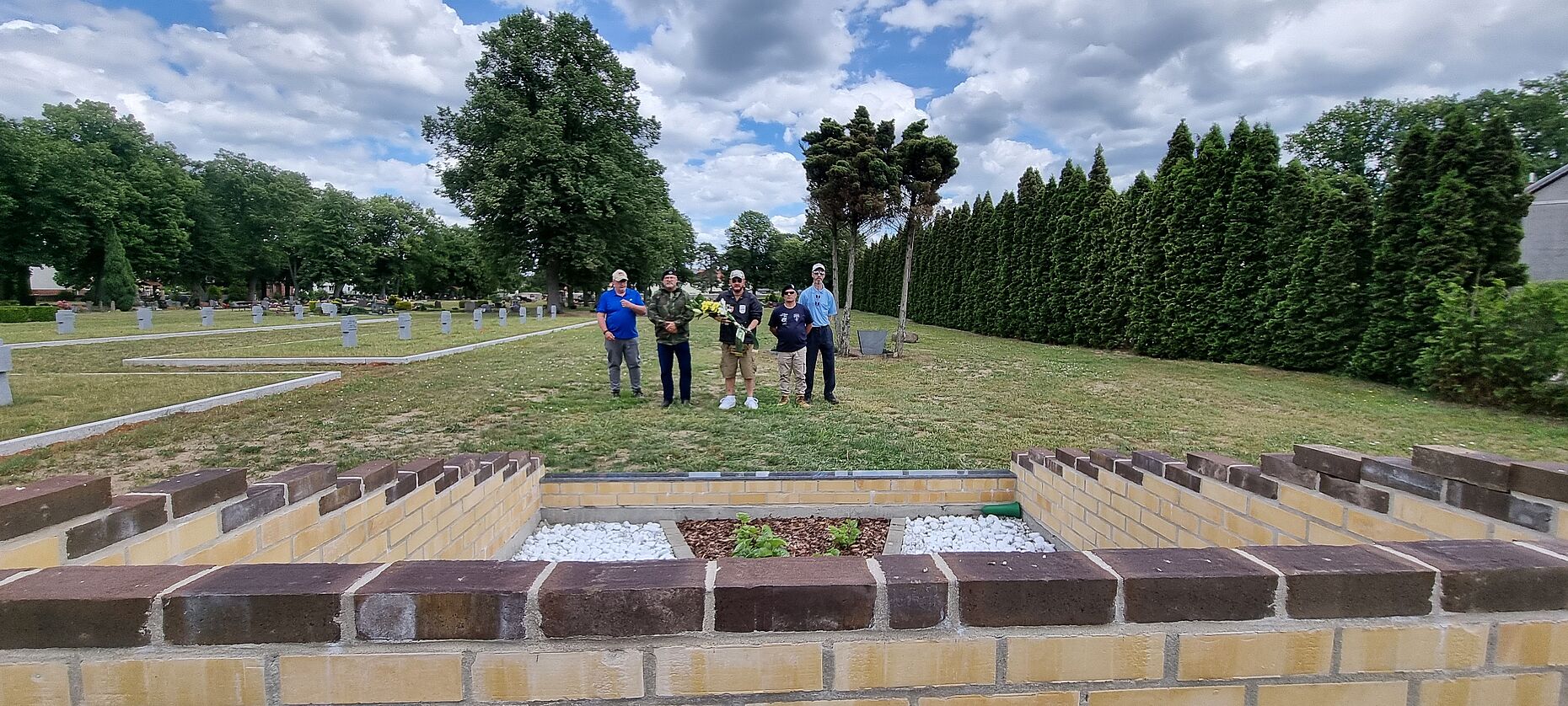Am Ehrenhain in Löcknitz legten Veteranen der US Army 6941st Guard Battalion Kameradschaft Blumen nieder. Foto: US Army 6941st Guard Battalion Kameradschaft