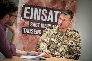 Im Gespräch mit dem DBwV erzählt Hauptfeldwebel Daniel von seinem Einsatz in Afrika und den Dreharbeiten für die Social-Media-Serie „Mali“ der Bundeswehr Foto: DBwV/Scheurer