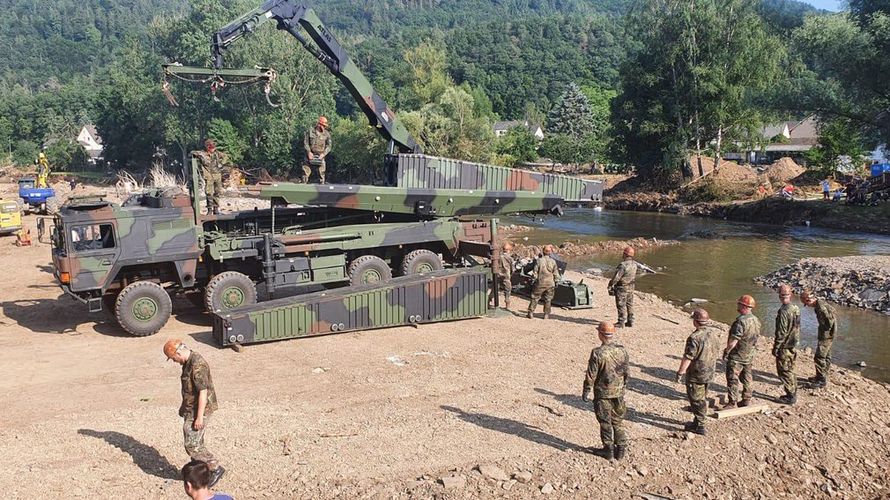 Die Pioniere des Heeres aus Minden und Holzminden haben mehrere Behelfsbrücken über die Ahr errichtet. Foto: Twitter/Bundeswehr