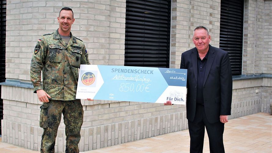 Ein tolles Ergebnis einer tollen Aktion: Hauptfeldwebel Stefan Walczak und Hauptmann a.D. Uwe Köpsel (r.) bei der Spendenübergabe Foto: DBwV/Kruse