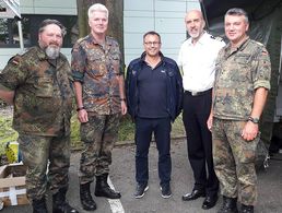 Stadum: Das erfolgreiche Team des DBwV mit Fregattenkapitän Jens Tischer (2.v.r.) (Foto: LV Nord/DBwV)