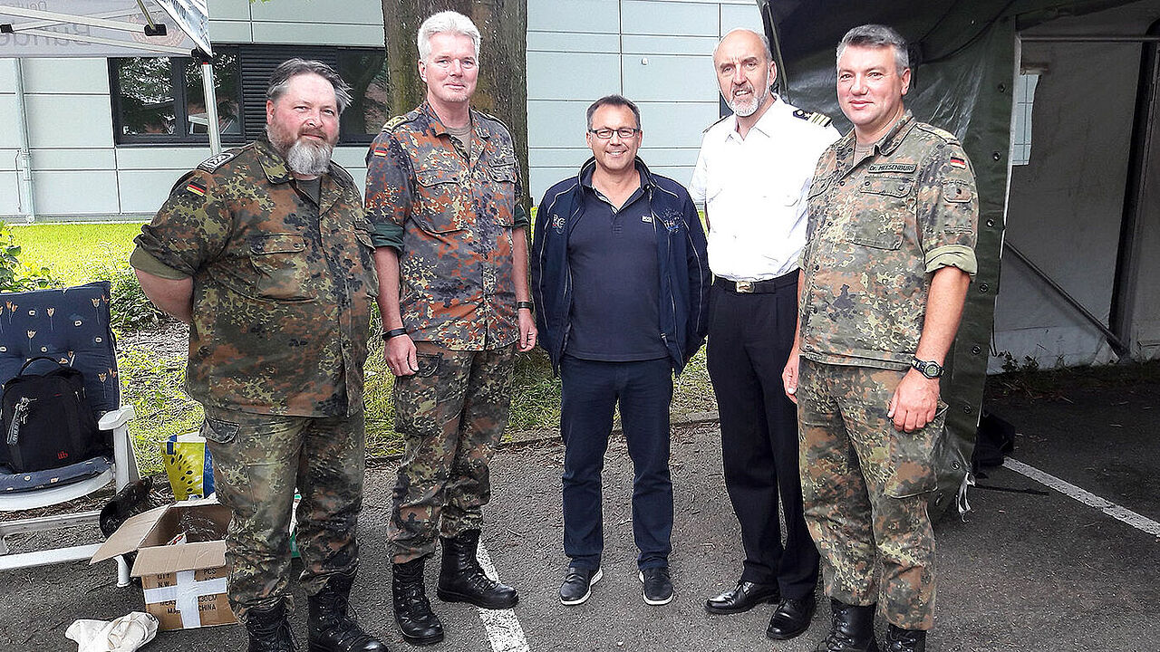 Stadum: Das erfolgreiche Team des DBwV mit Fregattenkapitän Jens Tischer (2.v.r.) (Foto: LV Nord/DBwV)