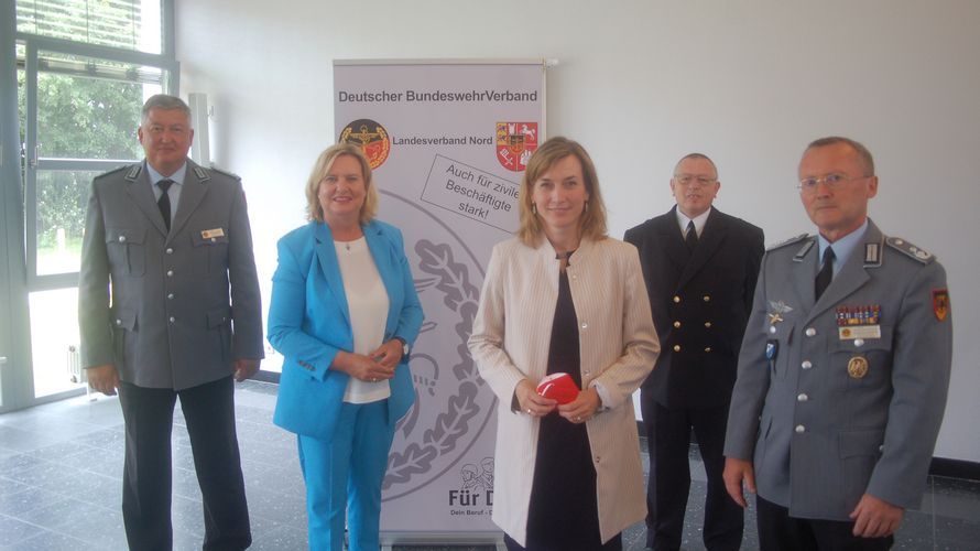 Thomas Behr, Dr. Eva Högl, Siemtje Möller, der Vorsitzende der Standortkameradschaft Stabsbootsmann Rudi Haardt und Jörg Struckmeier. (v.l.n.r.) Foto:DBwV