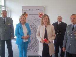 Thomas Behr, Dr. Eva Högl, Siemtje Möller, der Vorsitzende der Standortkameradschaft Stabsbootsmann Rudi Haardt und Jörg Struckmeier. (v.l.n.r.) Foto:DBwV