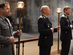 Soldaten halten bei der Wandlung die Flambeaus. Rund 1.200 Soldaten kamen zum Friedensgottesdienst. Foto: DOMRADIO.DE/Beatrice Tomasetti