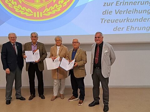 Auch langjährige Mitglieder wurden bei der Mitgliederversammlung der KERH Köln geehrt, hier Bezirksvorsitzender Volker Jung mit den Jubilaren Hans Hirsch, Renate Hotop, Ewald Kochsiek und dem widergewählten Vorsitzenden Peter Klein. Foto: Joachim Hentschel