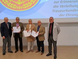 Auch langjährige Mitglieder wurden bei der Mitgliederversammlung der KERH Köln geehrt, hier Bezirksvorsitzender Volker Jung mit den Jubilaren Hans Hirsch, Renate Hotop, Ewald Kochsiek und dem widergewählten Vorsitzenden Peter Klein. Foto: Joachim Hentschel