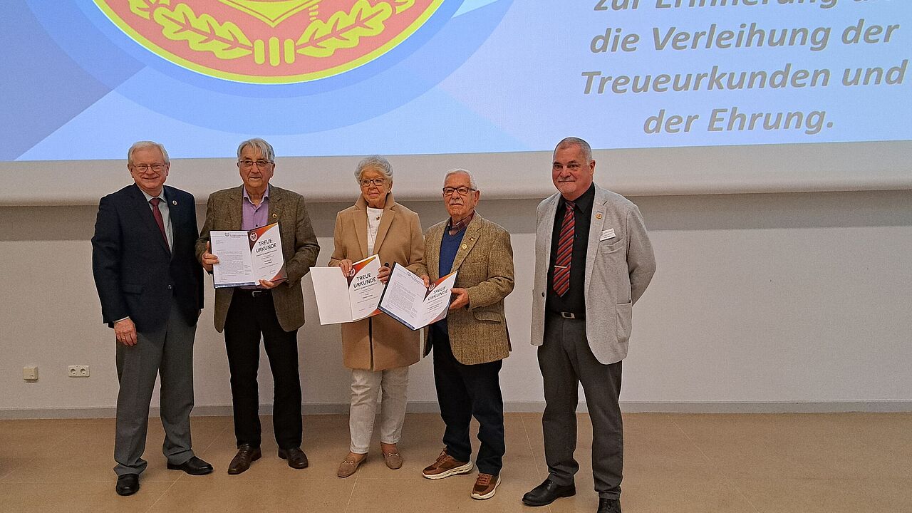 Auch langjährige Mitglieder wurden bei der Mitgliederversammlung der KERH Köln geehrt, hier Bezirksvorsitzender Volker Jung mit den Jubilaren Hans Hirsch, Renate Hotop, Ewald Kochsiek und dem widergewählten Vorsitzenden Peter Klein. Foto: Joachim Hentschel