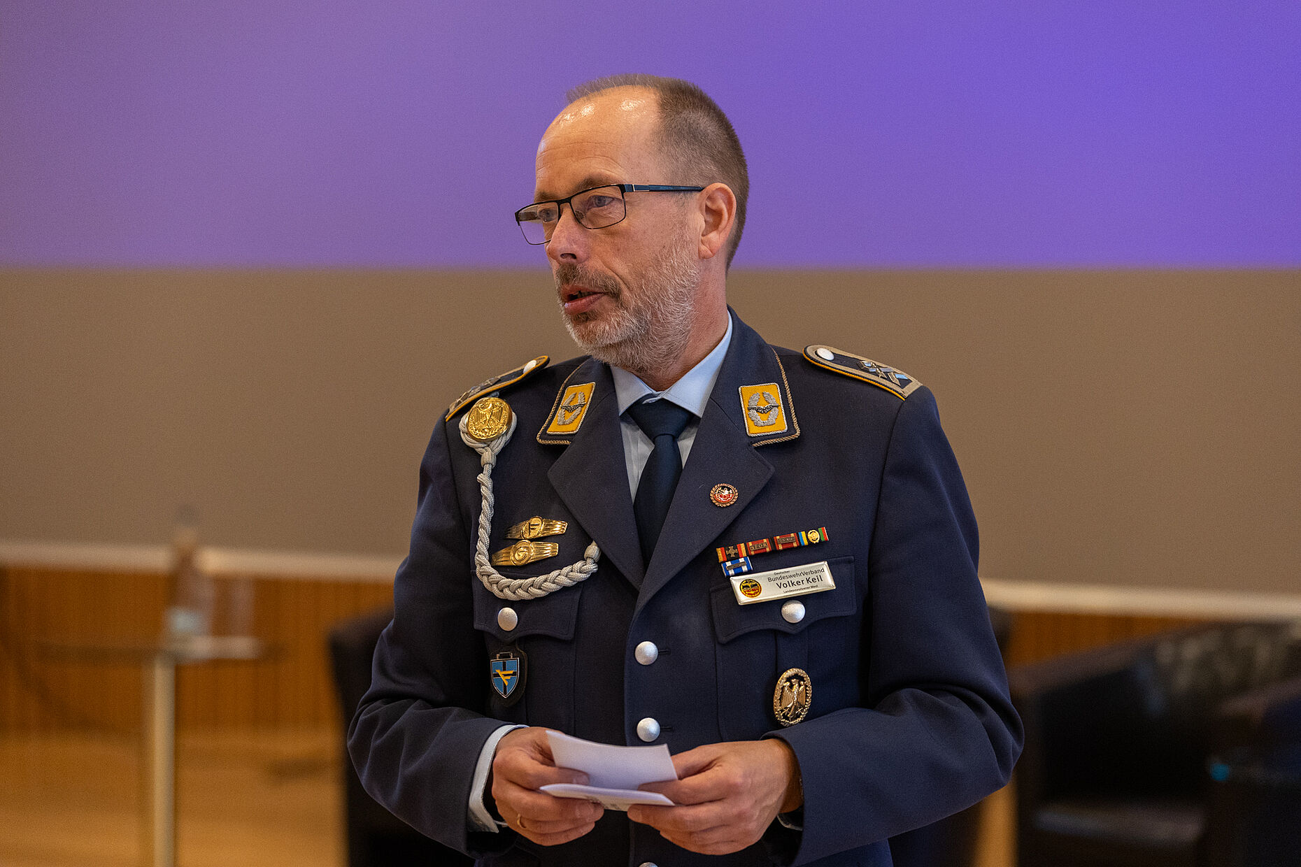 Passend zum Tagungsende war auch die Spendendose „ausgezählt“. Das Sammelergebnis in Höhe von 349 € geht an die Soldaten- und Veteranen-Stiftung (SVS) - bedankte sich Stabsfeldwebel Volker Keil bei Spendern. Foto: DBwV/Sarina Flachsmeier