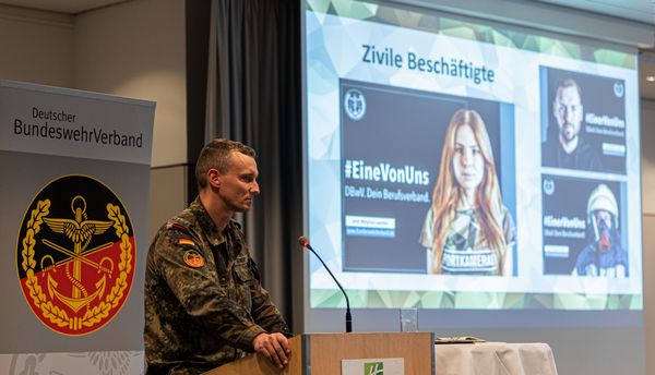 Oberstleutnant i.G. Marcel Bohnert erzählt über Zivile Beschäftigte im Rahmen der geplanten Imagekampagne. Foto: DBwV/Sarina Flachsmeier