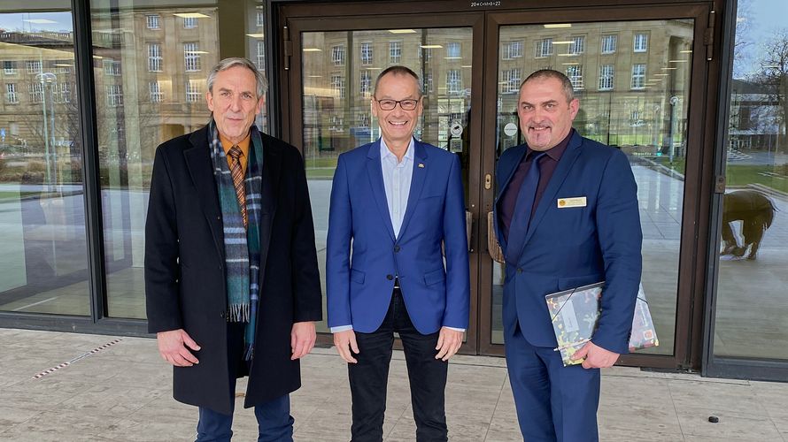 Landesvorsitzender Gerhard Stärk (l.) und sein Stellvertreter Josef Rauch (r.) trafen sich mit Hans-Dieter Scheerer (MdL) im Stuttgarter Landtag. Foto: Scheerer