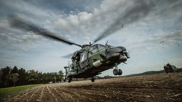 Der Mehrzweckhubschrauber NH-90 hebt im Rahmen der Großübung Allied Recon im bayerischen Freyung ab. Der Rüstungsbericht erwähnt dennoch "nicht ausreichende Kapazitäten" bei der Einsatzfähigkeit der Systeme. Foto: Bundeswehr/Jana Neumann