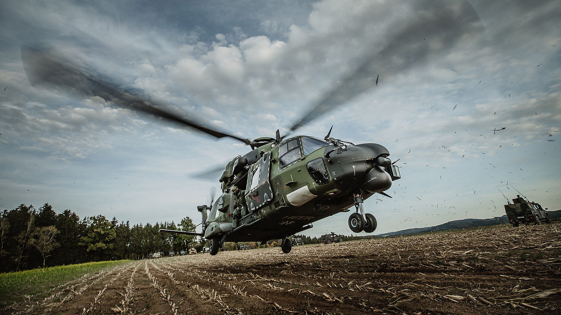 Der Mehrzweckhubschrauber NH-90 hebt im Rahmen der Großübung Allied Recon im bayerischen Freyung ab. Der Rüstungsbericht erwähnt dennoch "nicht ausreichende Kapazitäten" bei der Einsatzfähigkeit der Systeme. Foto: Bundeswehr/Jana Neumann