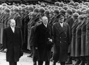 Theodor Blank, Bundeskanzler Konrad Adenauer und der erste Generalinspekteur Adolf Heusinger schreiten bei ihrem Besuch in Andernach die Front ab. Foto: ullstein bild