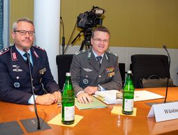 Bei der Anhörung: Oberstleutnant i.G. Dr. Detlef Buch (l.), Vorsitzender Fachbereich Besoldung, Haushalt und Laufbahnrecht, und Bundesvorsitzender Oberstleutnant André Wüstner. Foto: DBwV/Bombeke