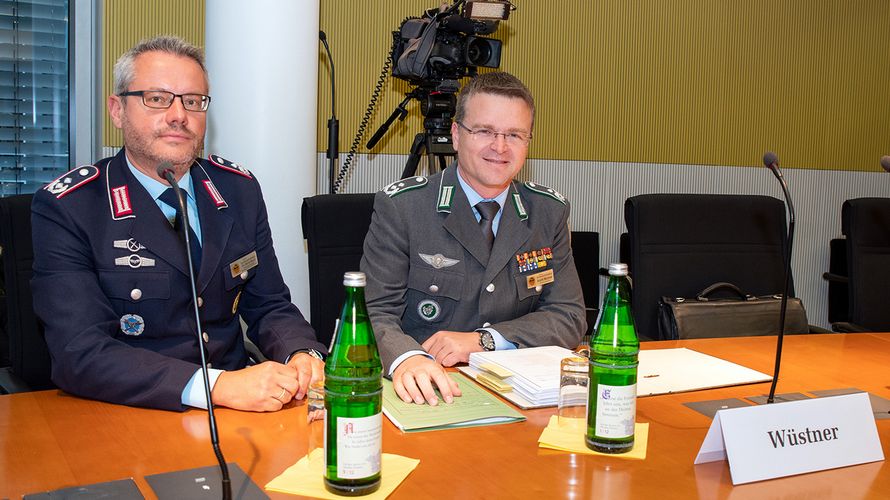 Bei der Anhörung: Oberstleutnant i.G. Dr. Detlef Buch (l.), Vorsitzender Fachbereich Besoldung, Haushalt und Laufbahnrecht, und Bundesvorsitzender Oberstleutnant André Wüstner. Foto: DBwV/Bombeke