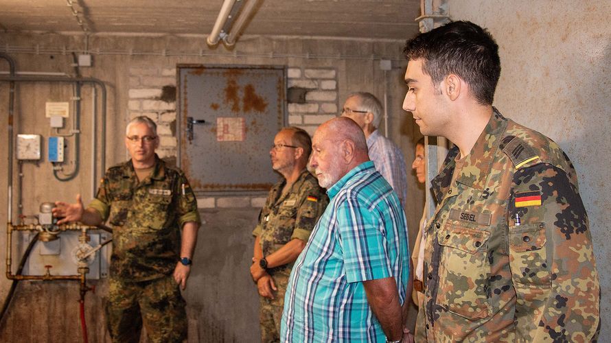 Auch in diesem Jahr organisierten die DBwV Mandatsträger in Mayen eine Gemeinschaftsveranstaltung für aktive wie ehemalige Bundeswehrangehörige. Vor dem gemütlichen Teil ging es unter die Erde zur Besichtigung der alten Bunkeranlage. Foto: Lara Röder