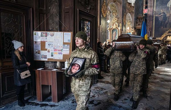 Die ukrainischen Soldaten zahlen einen hohen Blutzoll, viele Kameraden mussten schon zu Grabe getragen werden. Foto: picture alliance / AA / Adri Salido 