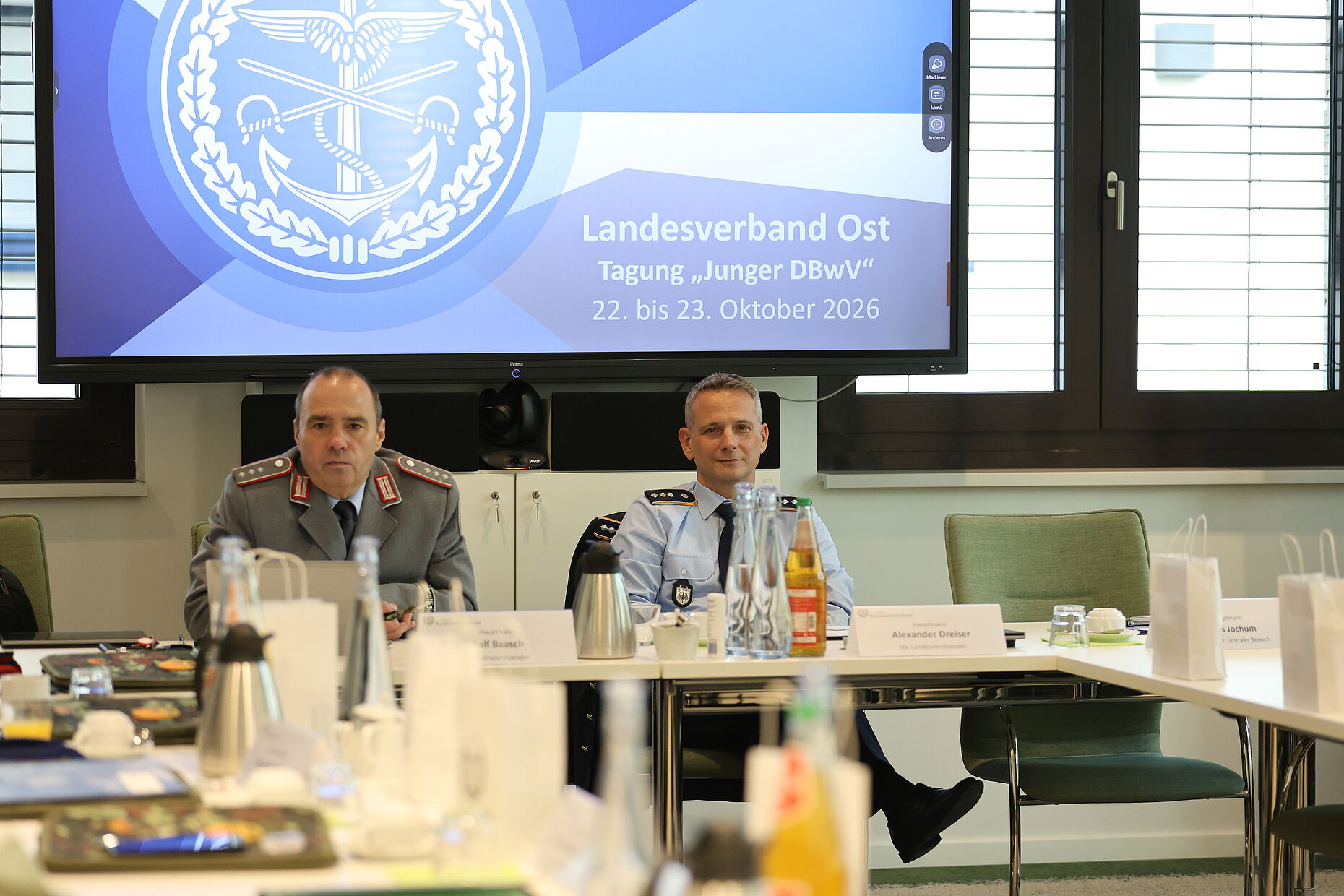 Der Landesvorsitzende Ost, Hauptmann Ralf Baasch und sein Stellvertreter Hauptmann Alexander leiteten die Tagung. Foto: DBwV/Eva Krämer