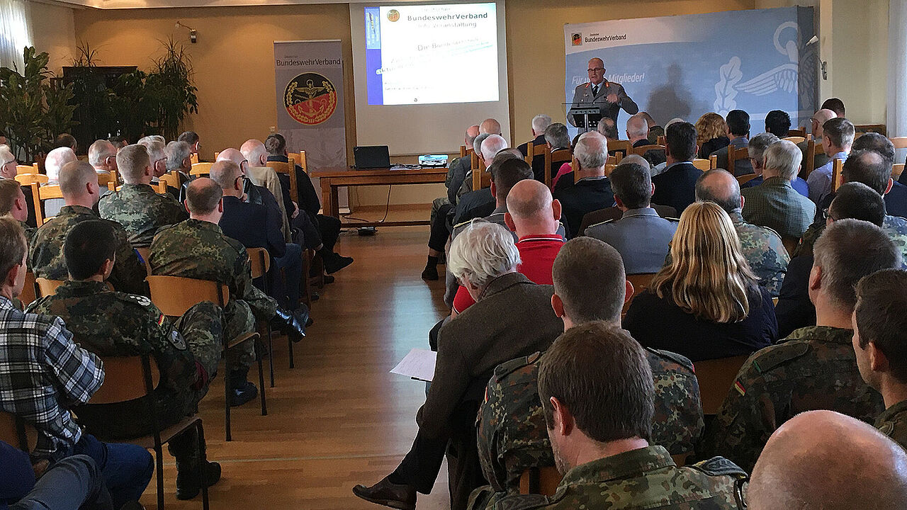 Auf Einladung der StoKa zu Besuch im Saarland: Generalinspekteur Eberhard Zorn bei den Mitgliedern und Freunden des DBwV im Saarland. Foto: StoKa Saarlouis