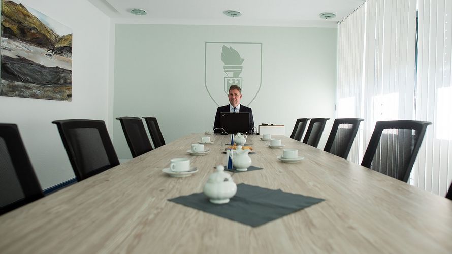 Am Ende wurde es einsam um ihn: Christof Gramm zu Beginn seiner Amtszeit als MAD-Chef in einem Besprechungsraum des in Köln beheimateten Bundesamtes. Foto: picture alliance / dpa | Federico Gambarini