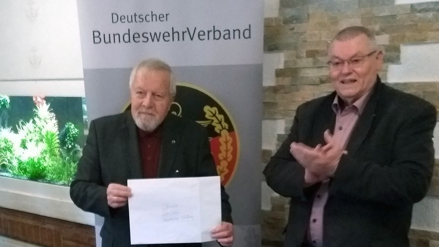 Eine Spende für Einsatzgeschädigte übergaben die Ehemaligen in Kaiserslautern: Oberst d.R. Horst Schöttler (li.) und Hauptmann a.D. Udo Ringel (KERH-Vorsitzender). Foto: Joachim Wrobel 