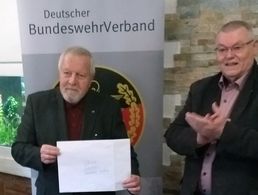Eine Spende für Einsatzgeschädigte übergaben die Ehemaligen in Kaiserslautern: Oberst d.R. Horst Schöttler (li.) und Hauptmann a.D. Udo Ringel (KERH-Vorsitzender). Foto: Joachim Wrobel 