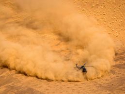 Ein NH90 landet in staubigen Wüste Malis. Technische Probleme bei dem Transporthubschrauber verschärfen aktuell die materielle Situation bei den Heeresfliegern. Foto: Bundeswehr/Marc Tessensohn