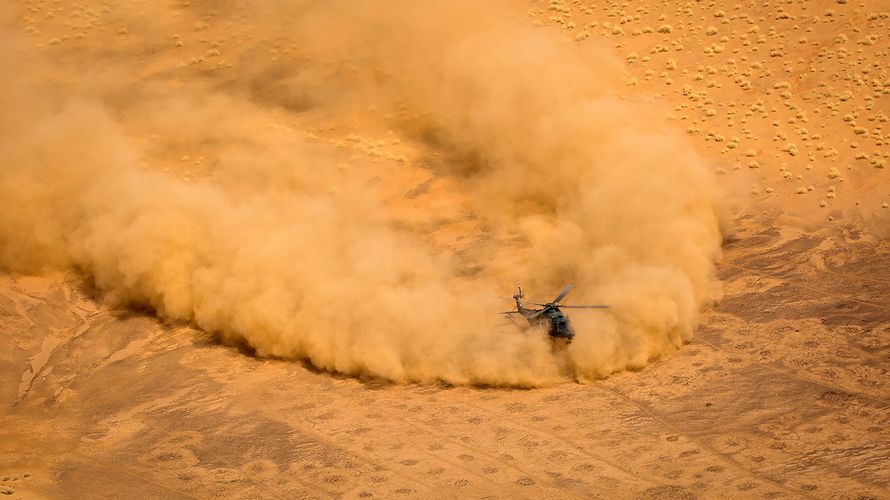 Ein Mehrzweckhubschrauber vom Typ NH-90 landet in der Wüste. Der DBwV fordert ein international abgestimmtes Konzept für Auslandseinsätze Foto: Bundeswehr/Marc Tessensohn 