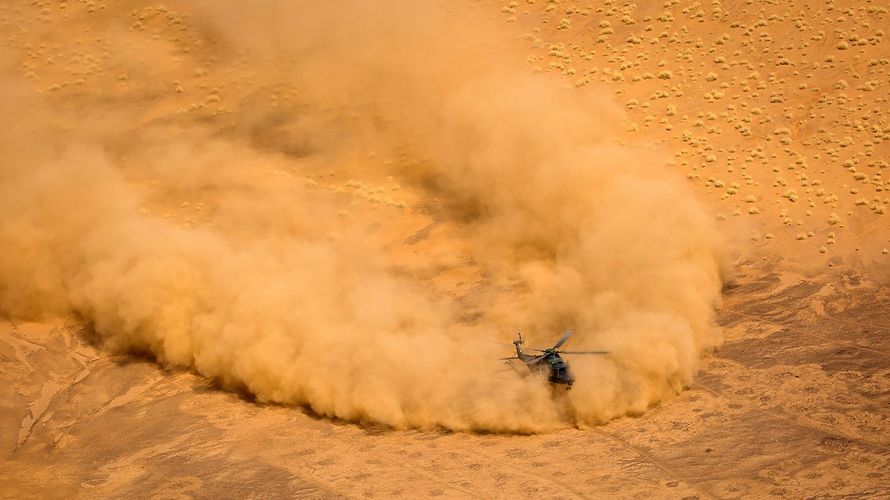 Ein NH90 landet in staubigen Wüste Malis. Technische Probleme bei dem Transporthubschrauber verschärfen aktuell die materielle Situation bei den Heeresfliegern. Foto: Bundeswehr/Marc Tessensohn