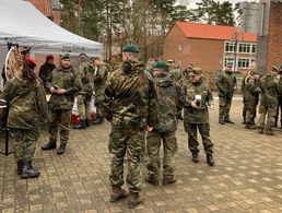 Der Infostand wurde durch die Mitglieder gut angenommen und auch jene, die noch nicht Mitglied waren, informierten sich über die Arbeit der Interessenvertretung und den Vorteilen einer Mitgliedschaft im DBwV. Foto: R.Neser/DBwV