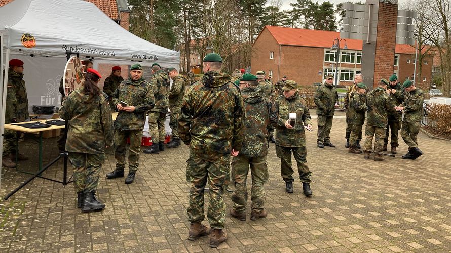 Der Infostand wurde durch die Mitglieder gut angenommen und auch jene, die noch nicht Mitglied waren, informierten sich über die Arbeit der Interessenvertretung und den Vorteilen einer Mitgliedschaft im DBwV. Foto: R.Neser/DBwV