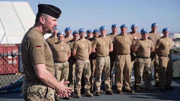 Marco Thiele, hier mit Besatzungsmitgliedern der Korvette Oldenburg, wünschte den Soldatinnen und Soldaten der UNIFIL-Mission frohe und besinnliche Festtage. Foto: DBwV/Bombeke