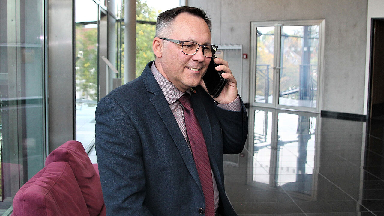 TRAI Bernd Kaufmann nimmt für die Sorgen und Nöte der Menschen der Bundeswehr gerne Zeit und freut sich, wenn er diesen helfen kann. Foto: DBwV/Hahn