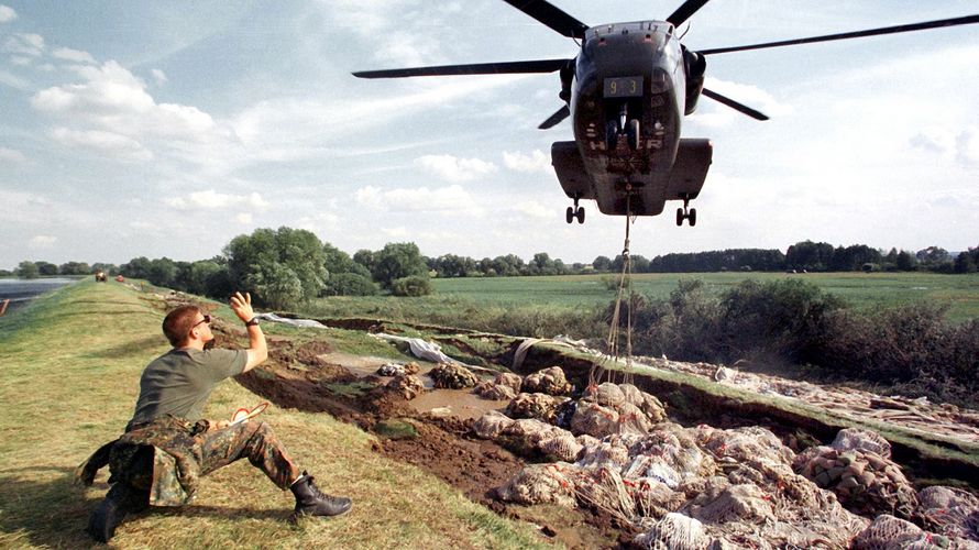 Der Einsatz an der Oderflut war der größte Einsatz der Bundeswehr und gilt gleichzeitig als Durchbruch zur inneren Einheit des damals gerade sieben Jahre wiedervereinigten Deutschland.  Foto: Bundeswehr