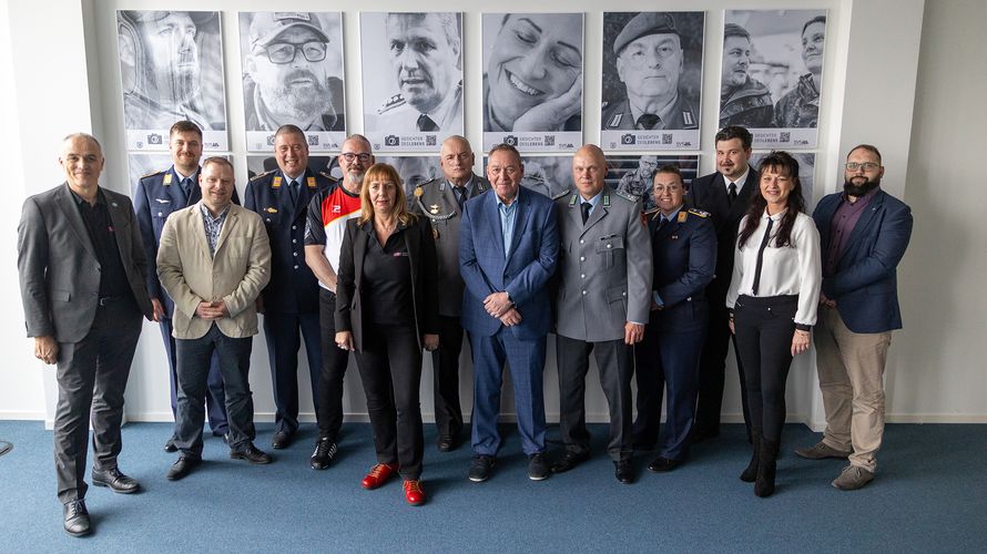 Mit einer kleiner Feierstunde wurde die Dauerausstellung mit den Bildern von Daniela Skrzypczak im Veteranenbüro in Berlin eröffnet. Foto: DBwV/Yann Bombeke