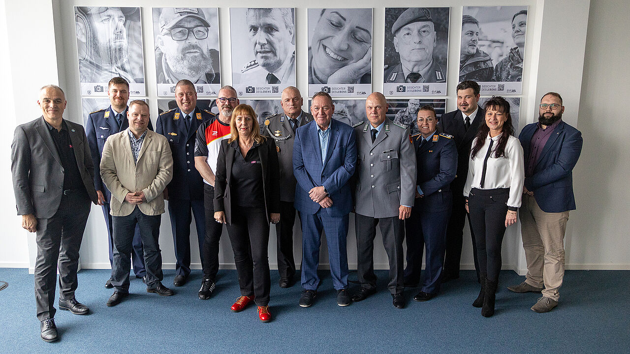 Mit einer kleiner Feierstunde wurde die Dauerausstellung mit den Bildern von Daniela Skrzypczak im Veteranenbüro in Berlin eröffnet. Foto: DBwV/Yann Bombeke