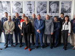 Mit einer kleiner Feierstunde wurde die Dauerausstellung mit den Bildern von Daniela Skrzypczak im Veteranenbüro in Berlin eröffnet. Foto: DBwV/Yann Bombeke