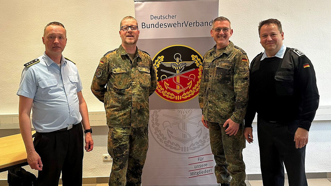 Der neue Vorsitzende der TruKa LogKdo, Oberstleutnant Andreas Mühlberg (2.v.r.) bedankte sich im Anschluss an die Wahl gemeinsam mit seinem Stellvertreter, Stabsfeldwebel Kai Hartenstein (r.), beim bisherigen Vorsitzenden, Hauptmann Axel Grau (2.v.l.), und dessen Stellvertreter, Hauptmann Mathias Pfaff, für die Arbeit in den vergangenen Jahren. Foto: Andreas Mühlberg