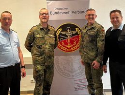 Der neue Vorsitzende der TruKa LogKdo, Oberstleutnant Andreas Mühlberg (2.v.r.) bedankte sich im Anschluss an die Wahl gemeinsam mit seinem Stellvertreter, Stabsfeldwebel Kai Hartenstein (r.), beim bisherigen Vorsitzenden, Hauptmann Axel Grau (2.v.l.), und dessen Stellvertreter, Hauptmann Mathias Pfaff, für die Arbeit in den vergangenen Jahren. Foto: Andreas Mühlberg