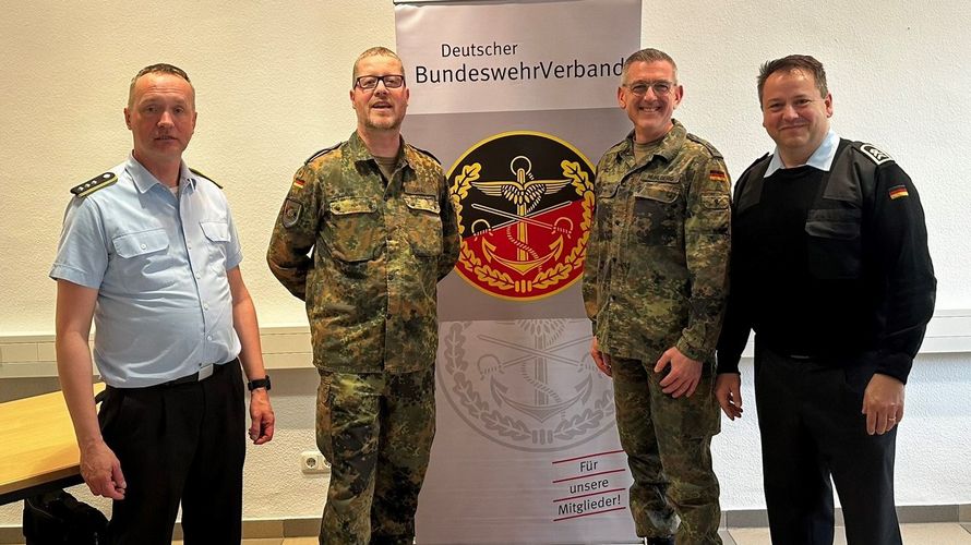 Der neue Vorsitzende der TruKa LogKdo, Oberstleutnant Andreas Mühlberg (2.v.r.) bedankte sich im Anschluss an die Wahl gemeinsam mit seinem Stellvertreter, Stabsfeldwebel Kai Hartenstein (r.), beim bisherigen Vorsitzenden, Hauptmann Axel Grau (2.v.l.), und dessen Stellvertreter, Hauptmann Mathias Pfaff, für die Arbeit in den vergangenen Jahren. Foto: Andreas Mühlberg