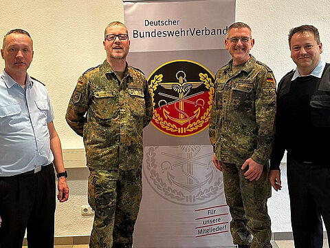 Der neue Vorsitzende der TruKa LogKdo, Oberstleutnant Andreas Mühlberg (2.v.r.) bedankte sich im Anschluss an die Wahl gemeinsam mit seinem Stellvertreter, Stabsfeldwebel Kai Hartenstein (r.), beim bisherigen Vorsitzenden, Hauptmann Axel Grau (2.v.l.), und dessen Stellvertreter, Hauptmann Mathias Pfaff, für die Arbeit in den vergangenen Jahren. Foto: Andreas Mühlberg