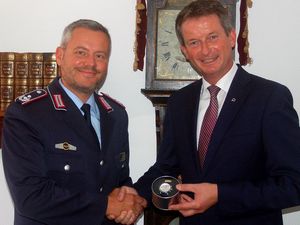 Dr. Buch übergibt Bürgermeister Claußen den Chronometer des Vorsitzenden Luftwaffe