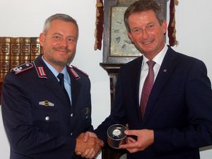 Dr. Buch übergibt Bürgermeister Claußen den Chronometer des Vorsitzenden Luftwaffe